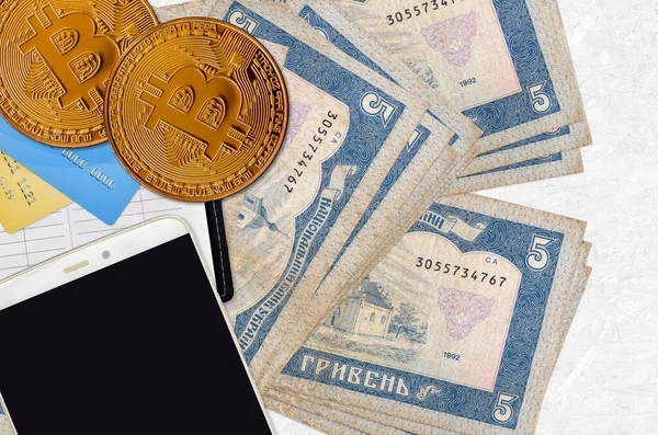 우크라이나 Hryvnias 지폐와 스마트폰과 카드가 비트코인 Cryptocurrency 채광이나 — 스톡 사진