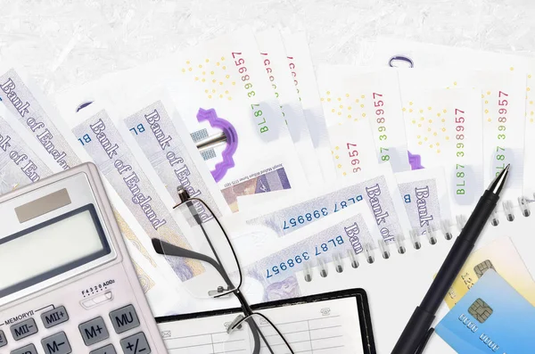 Brytyjskich Banknotów Kalkulator Okularach Długopisie Koncepcja Okresu Płatności Podatku Lub — Zdjęcie stockowe