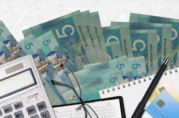 5カナダドル紙幣と眼鏡とペンで計算機 納税の季節の概念または投資ソリューション 財務計画又は会計事務 — ストック写真