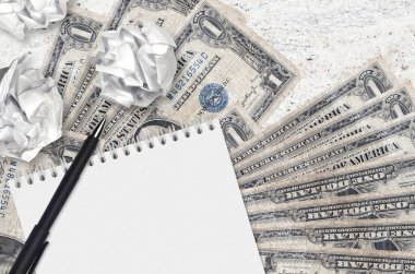1 Amerikan doları banknotlar ve buruşmuş kağıt toplar. Kötü fikirler ya da daha az ilham konsepti. Yatırım için fikirler aranıyor