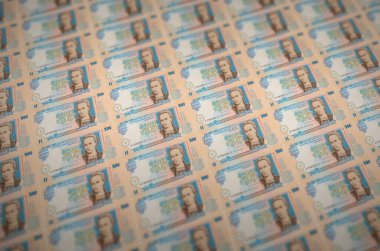 200 Ukrayna hrivniası yasa dışı para üretim taşıyıcısıyla basılmış. Bir sürü sahte banknot kolajı. Kalpazanlık kavramı kitlesel iş