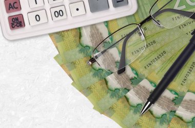 20 Kanada doları banknot fanı ve kalem ve gözlüklü hesap makinesi. İş kredisi ya da vergi ödeme sezonu kavramı. Mali planlama
