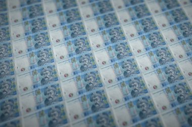 Yasadışı para üretim taşıyıcısında basılmış 5 Ukrayna hrivniası banknotu. Bir sürü sahte banknot kolajı. Kalpazanlık kavramı kitlesel iş