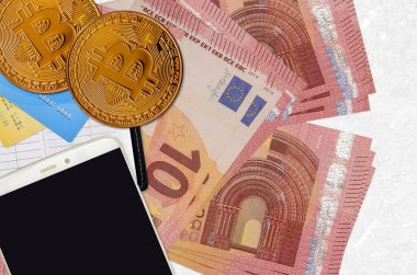 10 avroluk banknot ve akıllı telefon ve kredi kartlı altın bitcoin. Kripto para birimi yatırım konsepti. Kripto madenciliği veya ticari işlemler