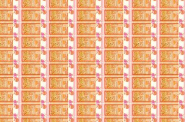 100 Sri Lanka rupisi para üretim taşıyıcısıyla basıldı. Bir sürü banknotun kolajı. Para birimi enflasyonu ve devalüasyon kavramı