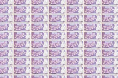 100 Filipin piso banknotu para üretim konveyöründe basıldı. Bir sürü banknotun kolajı. Para birimi enflasyonu ve devalüasyon kavramı