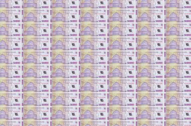 50000 Romen ley faturası para üretim taşıyıcısında basıldı. Bir sürü banknotun kolajı. Para birimi enflasyonu ve devalüasyon kavramı