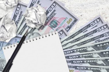 50 Amerikan doları banknotlar ve buruşmuş kağıt toplar. Kötü fikirler ya da daha az ilham konsepti. Yatırım için fikirler aranıyor