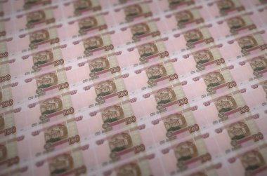 100 Rus Rublesi yasa dışı para üretim taşıyıcısında basıldı. Bir sürü sahte banknot kolajı. Kalpazanlık kavramı kitlesel iş