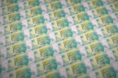 50 Belorus rublesi yasa dışı para üretim taşıyıcısıyla basılmış. Bir sürü sahte banknot kolajı. Kalpazanlık kavramı kitlesel iş