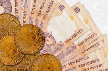 10 Hint rupisi ve altın bitcoin. Kripto para birimi yatırım konsepti. Kripto madenciliği veya ticari işlemler