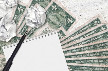 1 Amerikan doları banknotlar ve buruşmuş kağıt toplar. Kötü fikirler ya da daha az ilham konsepti. Yatırım için fikirler aranıyor