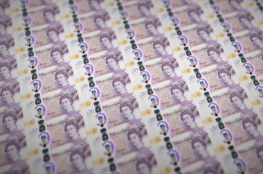 Yasa dışı para üretim taşıyıcısında basılmış 20 İngiliz sterlini. Bir sürü sahte banknot kolajı. Kalpazanlık kavramı kitlesel iş