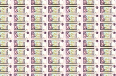 20 Sri Lanka rupisi para üretim konveyöründe basıldı. Bir sürü banknotun kolajı. Para birimi enflasyonu ve devalüasyon kavramı