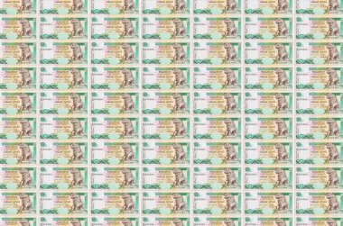 10 Sri Lanka rupisi para üretim konveyöründe basıldı. Bir sürü banknotun kolajı. Para birimi enflasyonu ve devalüasyon kavramı