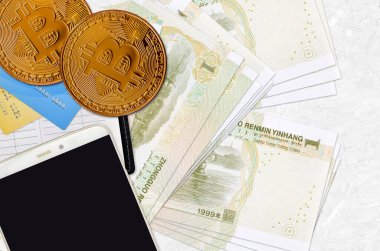 1 Çin Yuan 'ı ve akıllı telefon ve kredi kartlı altın bitcoin. Kripto para birimi yatırım konsepti. Kripto madenciliği veya ticari işlemler