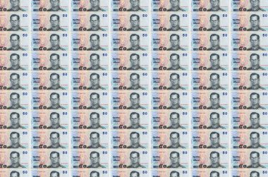 50 Tayland Baht faturası para üretim konveyöründe basıldı. Bir sürü banknotun kolajı. Para birimi enflasyonu ve devalüasyon kavramı