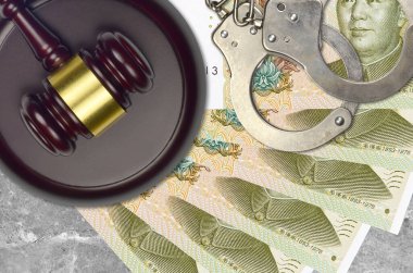 1 Çin yuanı banknot ve yargıç çekiç ile mahkeme masasında polis kelepçeleri. Yargılama ya da rüşvet kavramı. Vergi kaçırma ya da vergi kaçırma