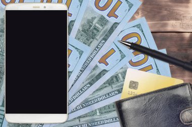 100 dolarlık banknotlar ve çantalı ve kredi kartlı akıllı telefon. E-ödemeler ya da e-ticaret konsepti. Taşınabilir aygıt kullanımı ile çevrimiçi alışveriş ve iş