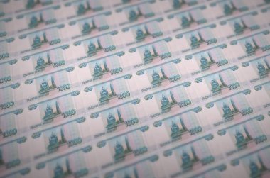 1000 Rus Rublesi yasa dışı para üretim taşıyıcısında basıldı. Bir sürü sahte banknot kolajı. Kalpazanlık kavramı kitlesel iş