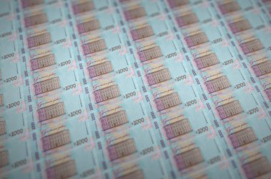1000 Ukrayna hrivniası yasa dışı para üretim taşıyıcısıyla basılmış. Bir sürü sahte banknot kolajı. Kalpazanlık kavramı kitlesel iş