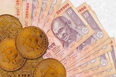 10 Hint rupisi ve altın bitcoin. Kripto para birimi yatırım konsepti. Kripto madenciliği veya ticari işlemler