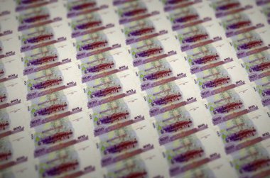 100 Kamboçyalı isyan faturası yasadışı para üretim taşıyıcısıyla basıldı. Bir sürü sahte banknot kolajı. Kalpazanlık kavramı kitlesel iş