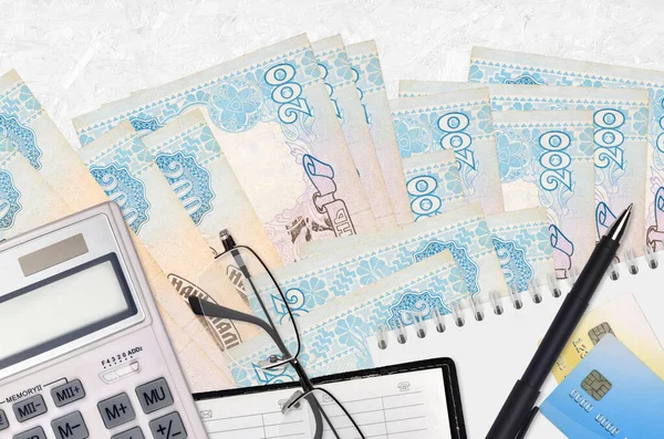 200ガラスとペンでウクライナのフリブニア法案や計算機 納税の季節の概念または投資ソリューション 財務計画又は会計事務 — ストック写真