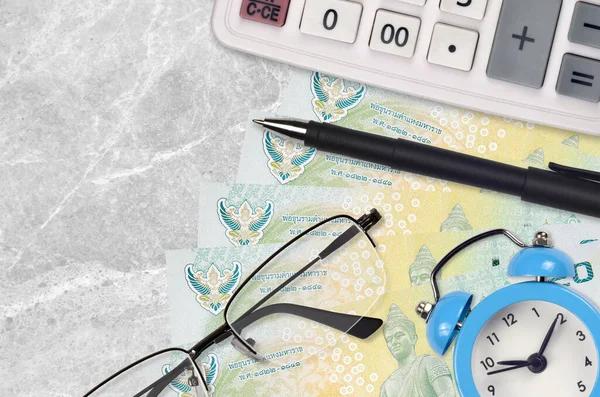 Billets Baht Thaïlandais Calculatrice Avec Lunettes Stylo Prêt Aux Entreprises — Photo