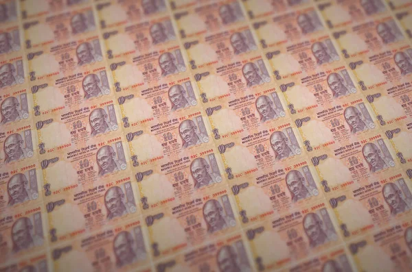 違法な資金生産コンベアに印刷された10のインドのルピー札 多くの偽札のコラージュ 偽造者の大量労働の概念 — ストック写真