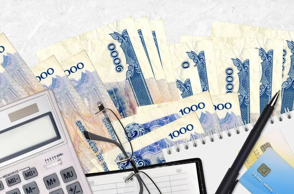 1000カンボジアリール紙幣とメガネとペンで計算機 納税の季節の概念または投資ソリューション 財務計画又は会計事務 — ストック写真
