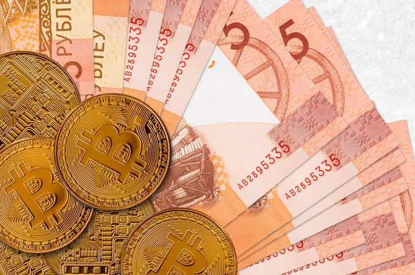 Vitryska Rubel Räkningar Och Gyllene Bitcoins Cryptocurrency Investering Koncept Krypto — Stockfoto