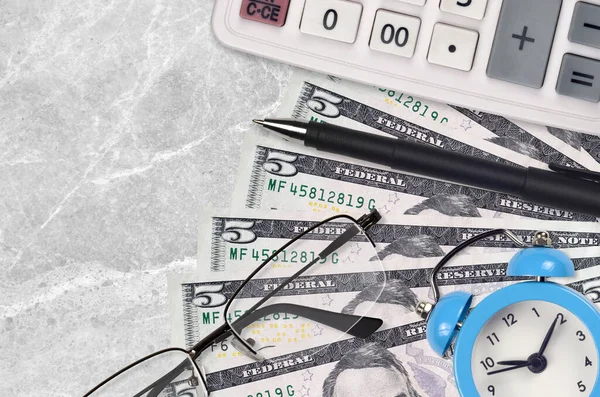 Amerikai Dollár Számlák Számológép Szemüveggel Tollal Üzleti Hitel Vagy Adófizetési — Stock Fotó