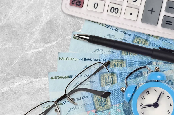 5ウクライナのHlibnias請求書と眼鏡とペンで計算 ビジネスローンや納税の季節の概念 財政計画と税金を支払う時間 — ストック写真