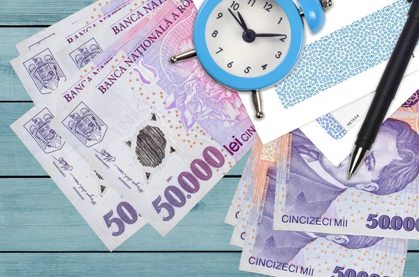 50000 Rumunských Leu Bankovek Budíků Perem Obálkami Koncepce Zdaňovacího Období — Stock fotografie