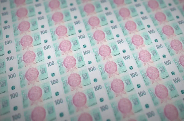 Yasadışı Para Üretim Taşıyıcısıyla Basılmış 100 Çek Korun Banknotu Bir — Stok fotoğraf