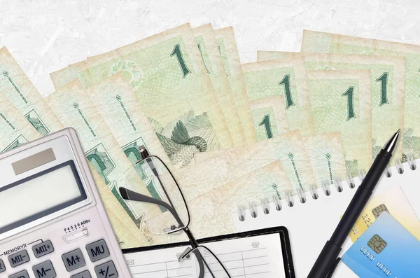 1巴西真钞票和带眼镜和笔的计算器 纳税季节概念或投资解决方案 财务规划或会计文书 — 图库照片