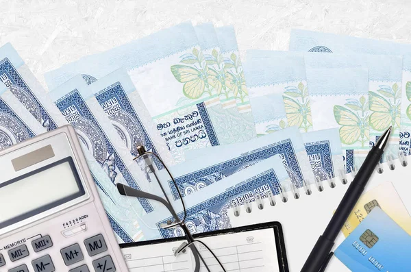 50スリランカルピー紙幣と眼鏡とペンで計算します 納税の季節の概念または投資ソリューション 財務計画又は会計事務 — ストック写真