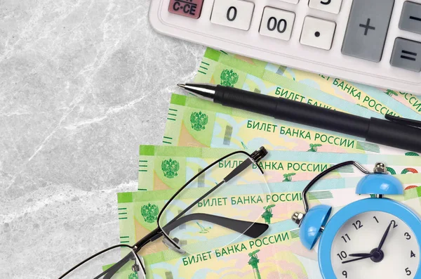 200 러시아 지폐와 안경과 펜으로 계산기 계획과 세금을 — 스톡 사진