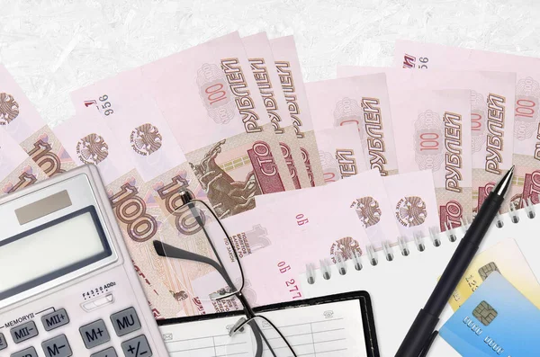 100 Orosz Rubel Bankjegy Számológép Szemüveggel Tollal Adófizetési Szezon Koncepció — Stock Fotó