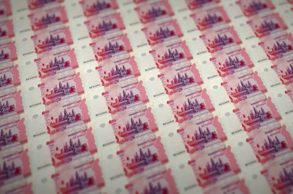 違法なマネー プロダクション コンベアに印刷された500カンボジア リール紙幣 多くの偽札のコラージュ 偽造者の大量労働の概念 — ストック写真