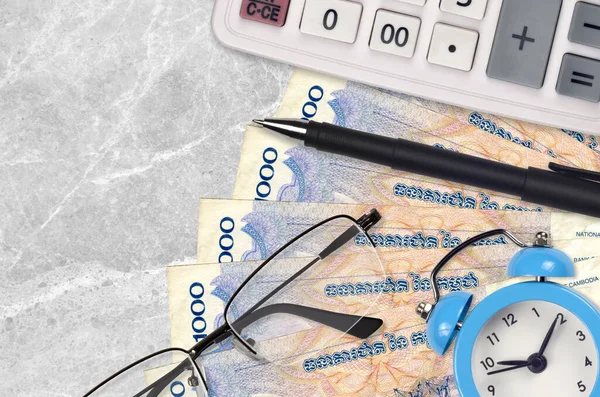 1000 캄보디아 지폐와 계산기에 안경과 계획과 세금을 — 스톡 사진