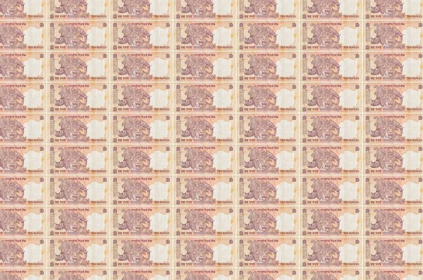 10インドのルピー紙幣は 生産コンベアに印刷されています 多くの請求書のコラージュ 通貨のインフレと切り下げの概念 — ストック写真