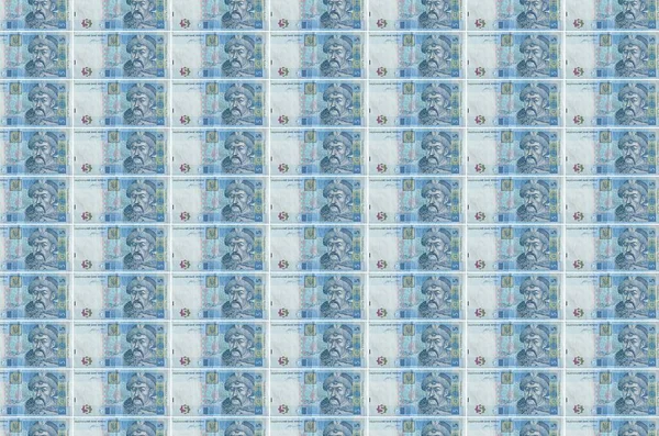 お金の生産コンベアに印刷された5ウクライナのハイブリアス法案 多くの請求書のコラージュ 通貨のインフレと切り下げの概念 — ストック写真