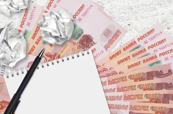 5000 Rublos Russos Notas Bolas Papel Amassado Com Bloco Notas Imagem De Stock