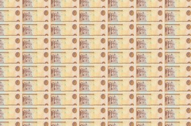 Para üretim konveyöründe 20 Dominik pezosu basıldı. Bir sürü banknotun kolajı. Para birimi enflasyonu ve devalüasyon kavramı