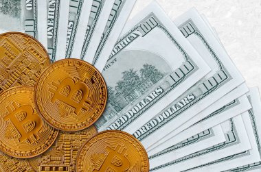 100 Amerikan doları ve altın bitcoin. Kripto para birimi yatırım konsepti. Kripto madenciliği veya ticari işlemler