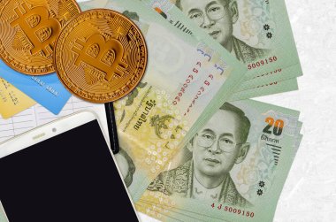 20 Tayland Baht faturası ve akıllı telefon ve kredi kartlarıyla altın bitcoin. Kripto para birimi yatırım konsepti. Kripto madenciliği veya ticari işlemler