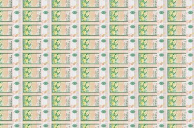 10 Sri Lanka rupisi para üretim konveyöründe basıldı. Bir sürü banknotun kolajı. Para birimi enflasyonu ve devalüasyon kavramı