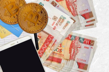 Üstü açılır 3 Küba pezosu ve akıllı telefon ve kredi kartlı altın bitcoin. Kripto para birimi yatırım konsepti. Kripto madenciliği veya ticari işlemler